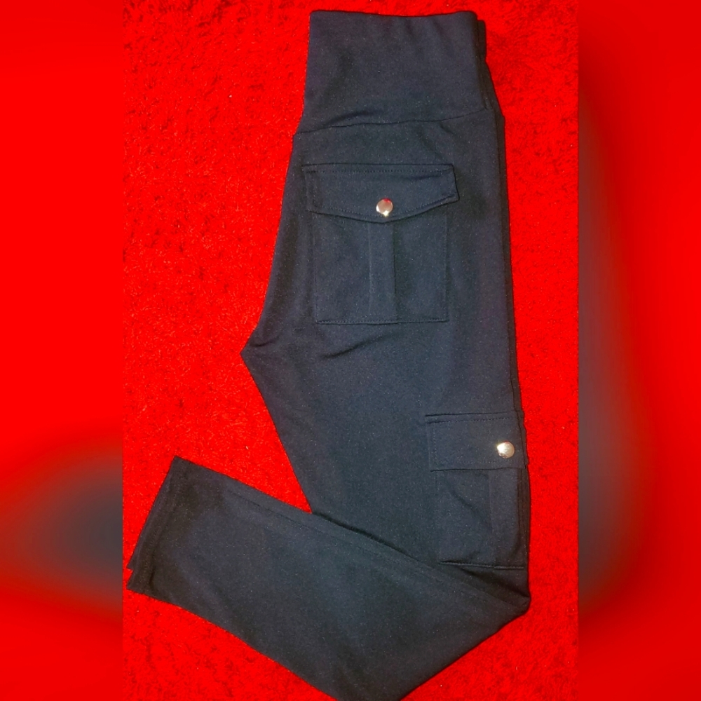 🖤 Sculpting Cargo Leggings – Sleek, Stylish & Functional! 🖤